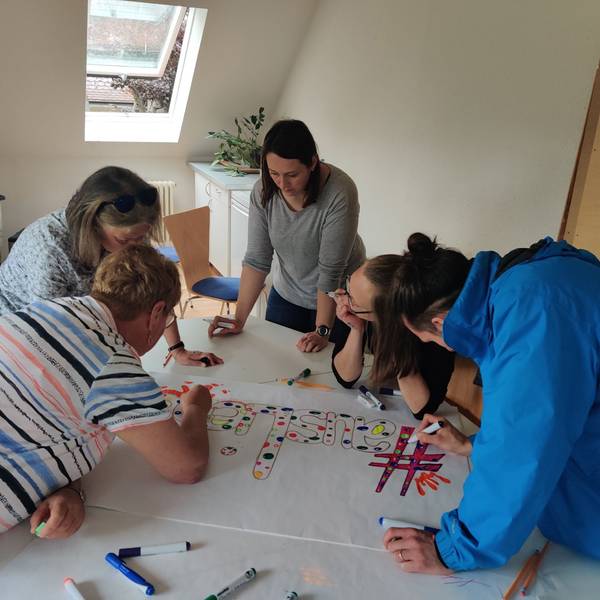 Team malt Schild für ein Angebot